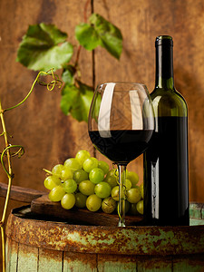 红葡萄酒和葡萄在桶图片