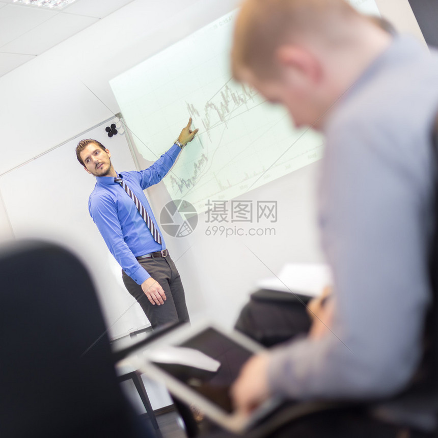 业务主管在会议或内部业务培训期间向同事进行演示图片