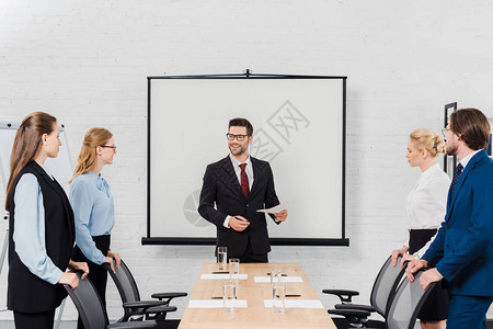 商业界人士在谈话前先站在会议室大图片