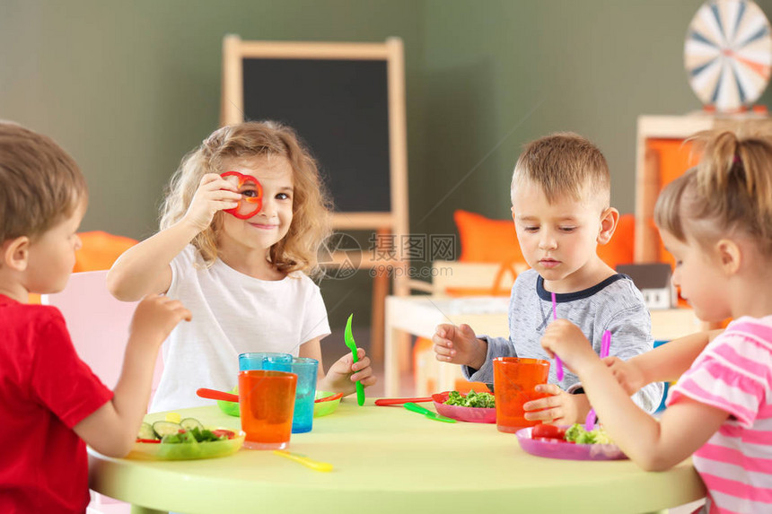 在幼儿园吃美味的午餐可爱的小孩子图片