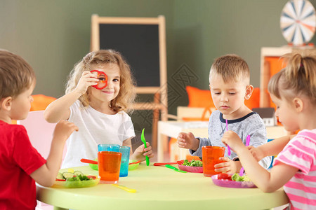在幼儿园吃美味的午餐可爱的小孩子背景图片