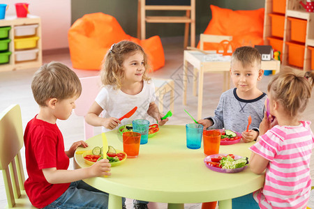 在幼儿园吃美味的午餐可爱的小孩子背景图片