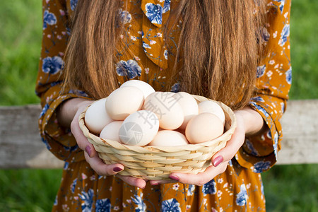 女人手上木篮里的鸡蛋图片