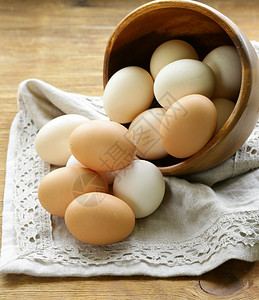 木碗中的天然有机鸡蛋图片