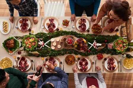 一群在圣诞节晚宴上吃饭的人从图片