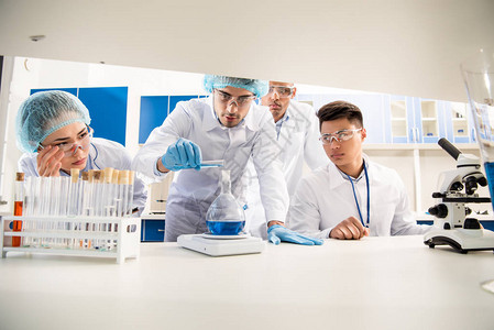 一组在实验室中用试剂称重一个瓶子图片