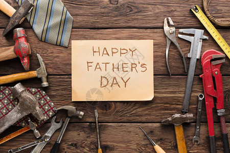 父亲节快乐日的背景有修理工具的生锈木纸牌和图片