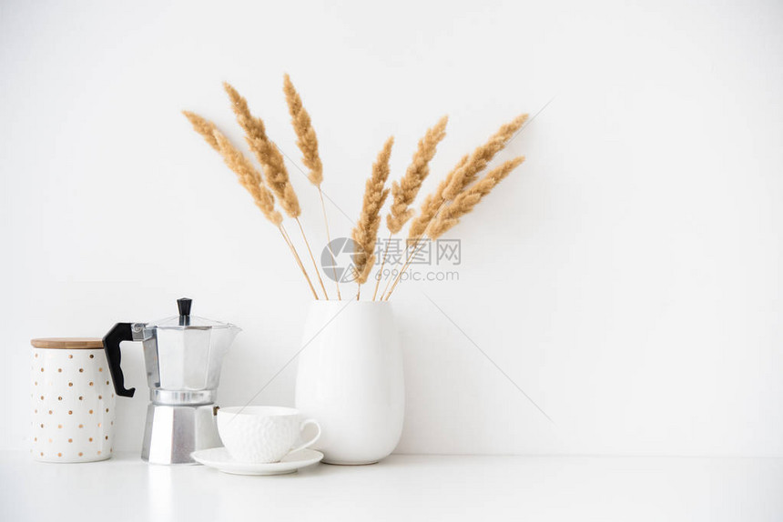 白色家居装饰咖啡制造器陶瓷花瓶和桌面上的杯子图片