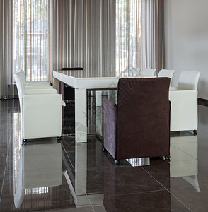 现代室内白天有大桌子和椅子图片