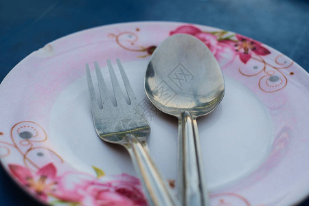 盘子上的勺子和叉子图片