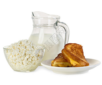 白干酪一罐牛奶和一个孤立的三明治图片