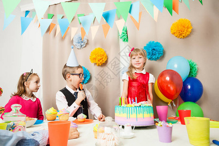 朋友们正在庆祝女孩的生日派对图片