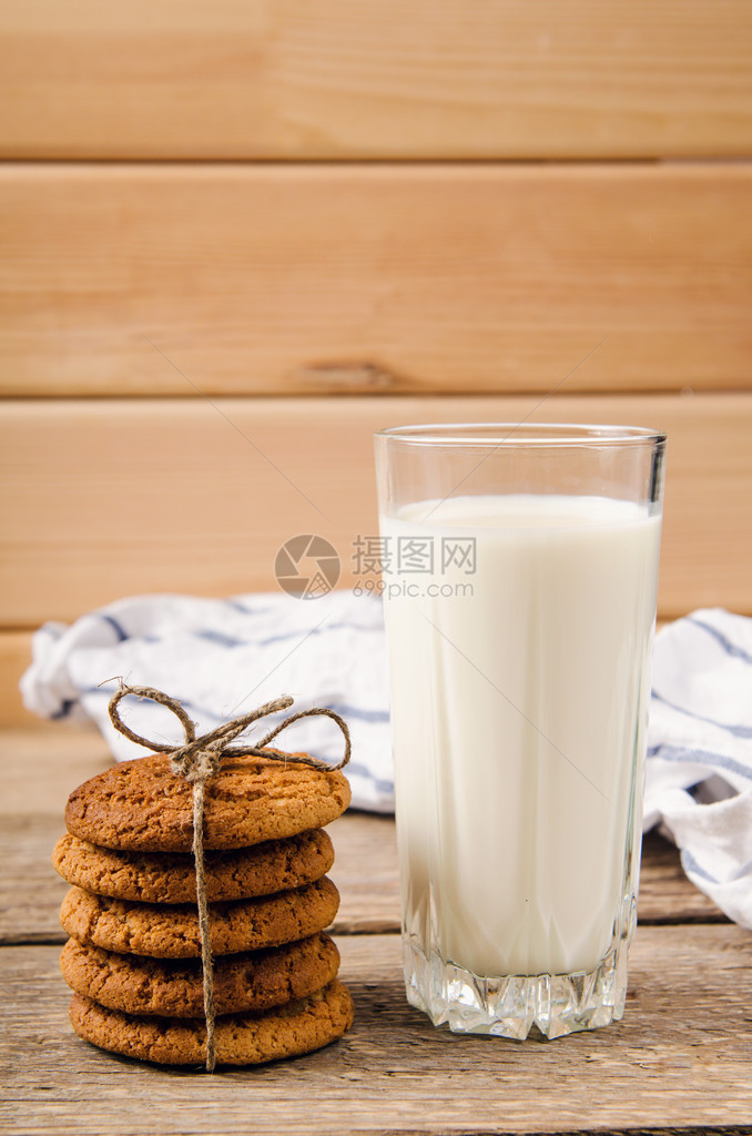 在木桌上加一杯牛奶的图片