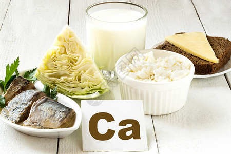 白色木桌上富含钙的食物图片