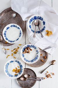 天然酸奶白色盘子中的乳制品蓝色装饰品餐巾纸托盘和白板上的老式餐具图片