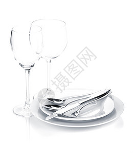 银器或餐具放在盘子和酒杯上在白色背景上隔离图片