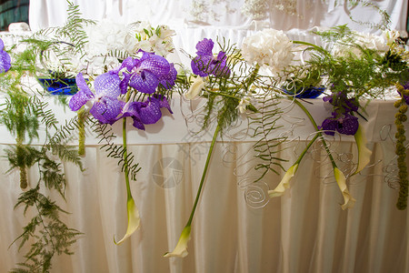 鲜花装饰的婚宴桌图片