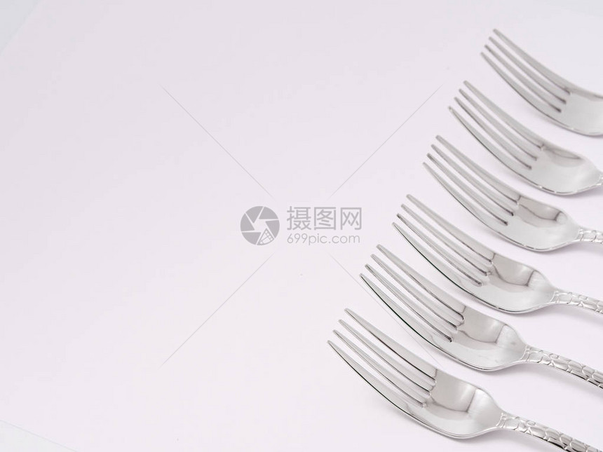 用叉子刀子和勺子隔离的餐具图片