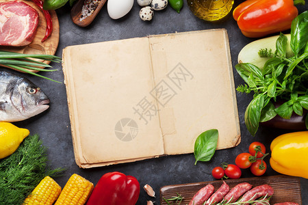 蔬菜鱼肉和配料烹饪西红柿茄子玉米牛肉鸡蛋带有烹饪书的顶视图图片
