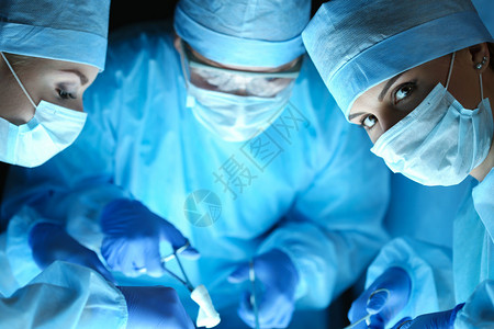 一群在手术室工作的外科医生图片