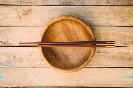 木背景中的木碗和木筷图片