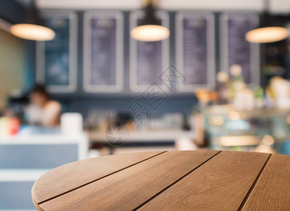 咖啡店背景的木制咖啡桌图片
