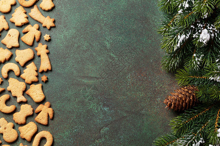 带有姜饼干和fir树的圣诞背景带有复制背景图片
