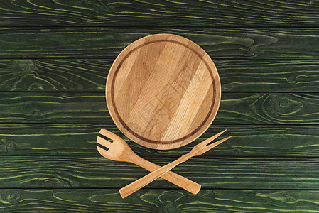 圆切板填片和木制餐桌肉图片