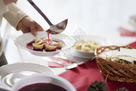 甜菜汤饺子波兰传统菜肴图片
