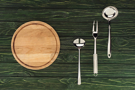 圆木板和餐桌上金属厨房用图片