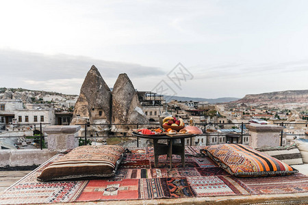 露台上的圆桌枕头和传统地毯以及卡帕多西亚火鸡的建筑图片