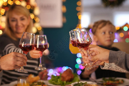 家人在家圣诞晚宴期间喝酒图片