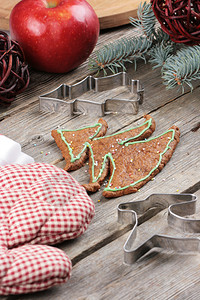 桌上的圣诞树形姜饼曲奇背景图片
