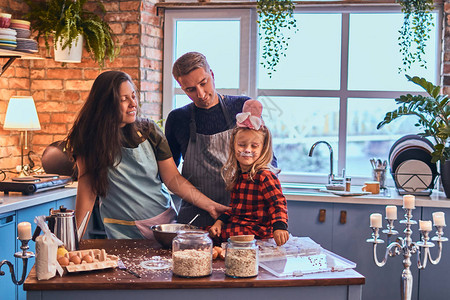家庭概念可爱的家庭一起在阁楼式厨房做图片