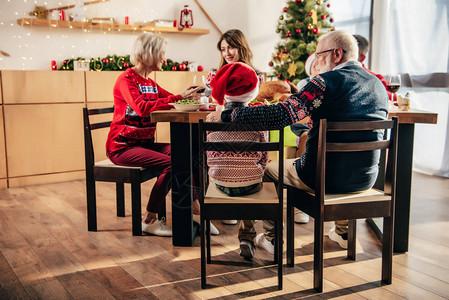 大家庭有选择焦点家里圣诞节晚宴时有小孩坐在桌边图片