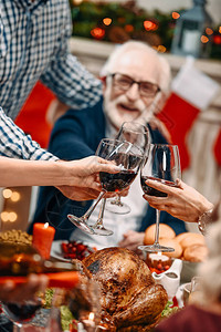 在圣诞节晚宴上和家人一起喝着葡萄酒图片