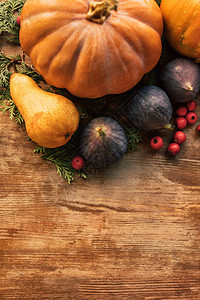 木制桌上各种水果和蔬背景图片
