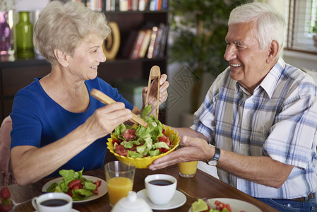 长年夫妇有健康早餐夏季日吃着美味健康的早饭图片