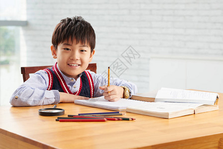坐在课堂上并做笔记的韩国男图片