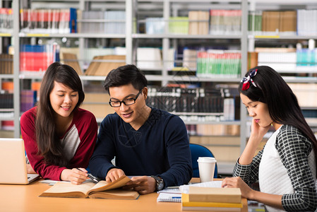 越南大学生在图书馆做功课的越南大学图片