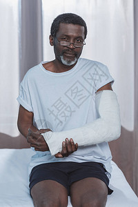 石膏模型中手臂骨折的非洲裔美国病人图片