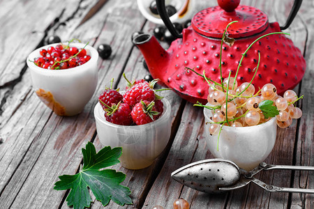 红色时尚水壶中的覆盆子果茶醋栗图片