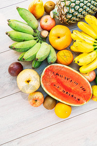 混合水果与苹果香蕉橙等木质背景图片