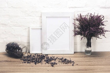 木桌上空相框和薰衣草花的近景图片