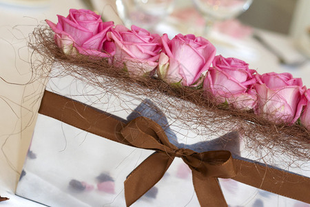 婚礼桌上的粉红玫瑰图片