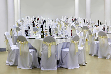 白色餐厅的餐桌布置图片