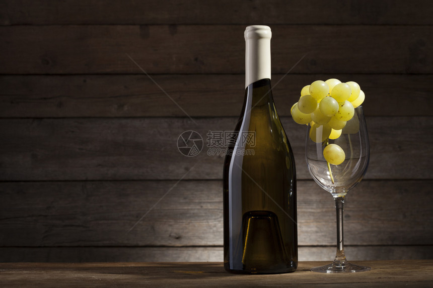 葡萄酒和酒杯图片