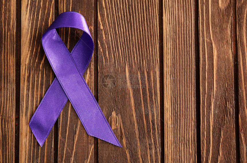木制背景上的紫色丝带胰腺癌意识概念图片