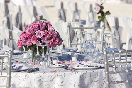白色婚宴桌上的花束图片