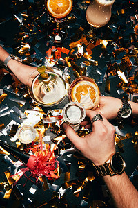 朋友用奢华的手表被杯子和酒精连在一起满桌都图片